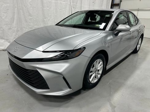 Used 2025 Toyota Camry LE image 3