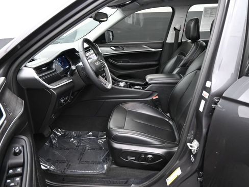 Used 2023 Jeep Grand Cherokee L Limited RWD image 18