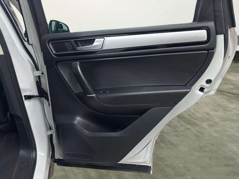 Used 2016 Volkswagen Touareg VR6 image 18