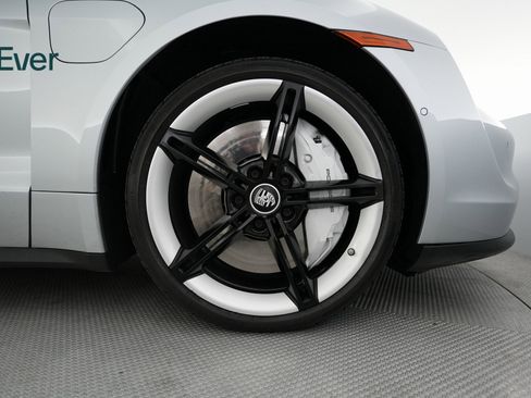 Used 2020 Porsche Taycan 4S image 18