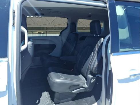 Used 2019 Chrysler Pacifica Touring-L FWD image 15