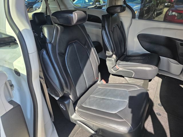 Used 2022 Chrysler Pacifica Touring-L FWD image 12