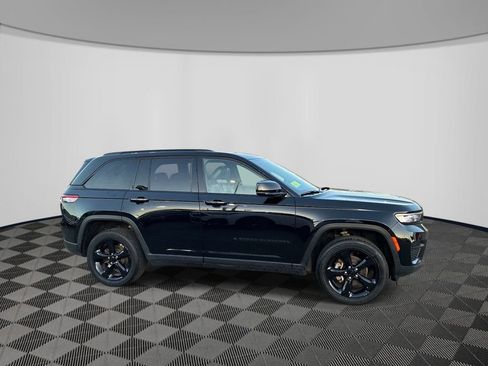 Used 2022 Jeep Grand Cherokee Altitude AWD/4WD image 8