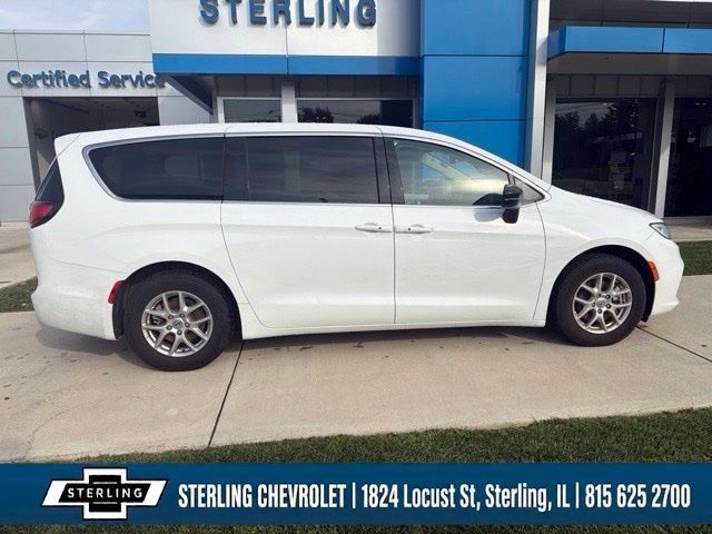 Used 2024 Chrysler Pacifica Touring-L FWD image 6
