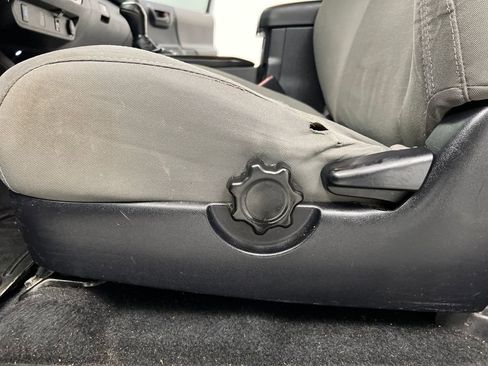 Used 2016 Toyota Tacoma SR image 10