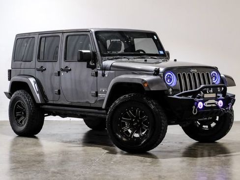 Used 2016 Jeep Wrangler Unlimited Sahara w/ Dual Top Group AWD/4WD image 10
