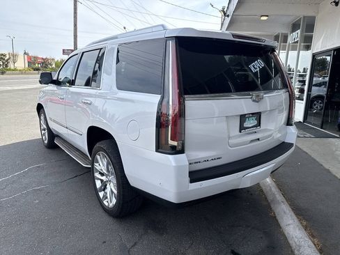 Used 2018 Cadillac Escalade Luxury AWD/4WD image 4