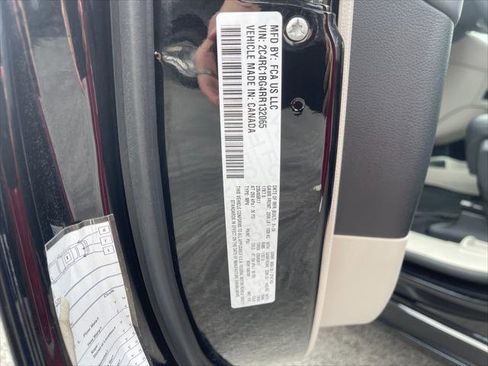 Used 2024 Chrysler Pacifica Touring-L image 33