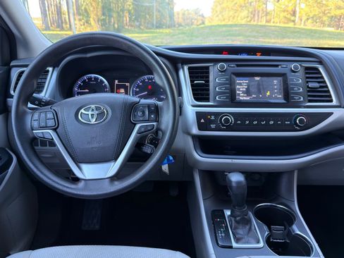 Used 2018 Toyota Highlander LE image 3