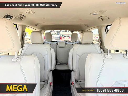 Used 2018 Chrysler Pacifica Touring-L FWD image 18