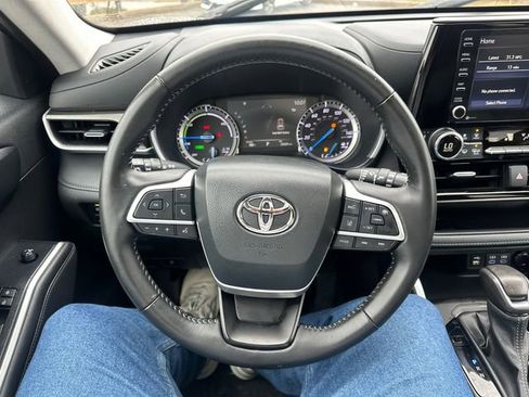 Used 2022 Toyota Highlander XLE AWD/4WD image 38