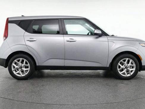 Used 2025 Kia Soul LX w/ LX Technology Package image 11