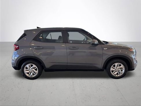 Used 2021 Hyundai Venue SE FWD image 6