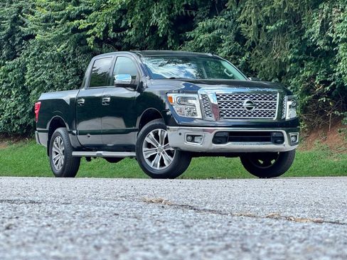 Used 2019 Nissan Titan SL image 2