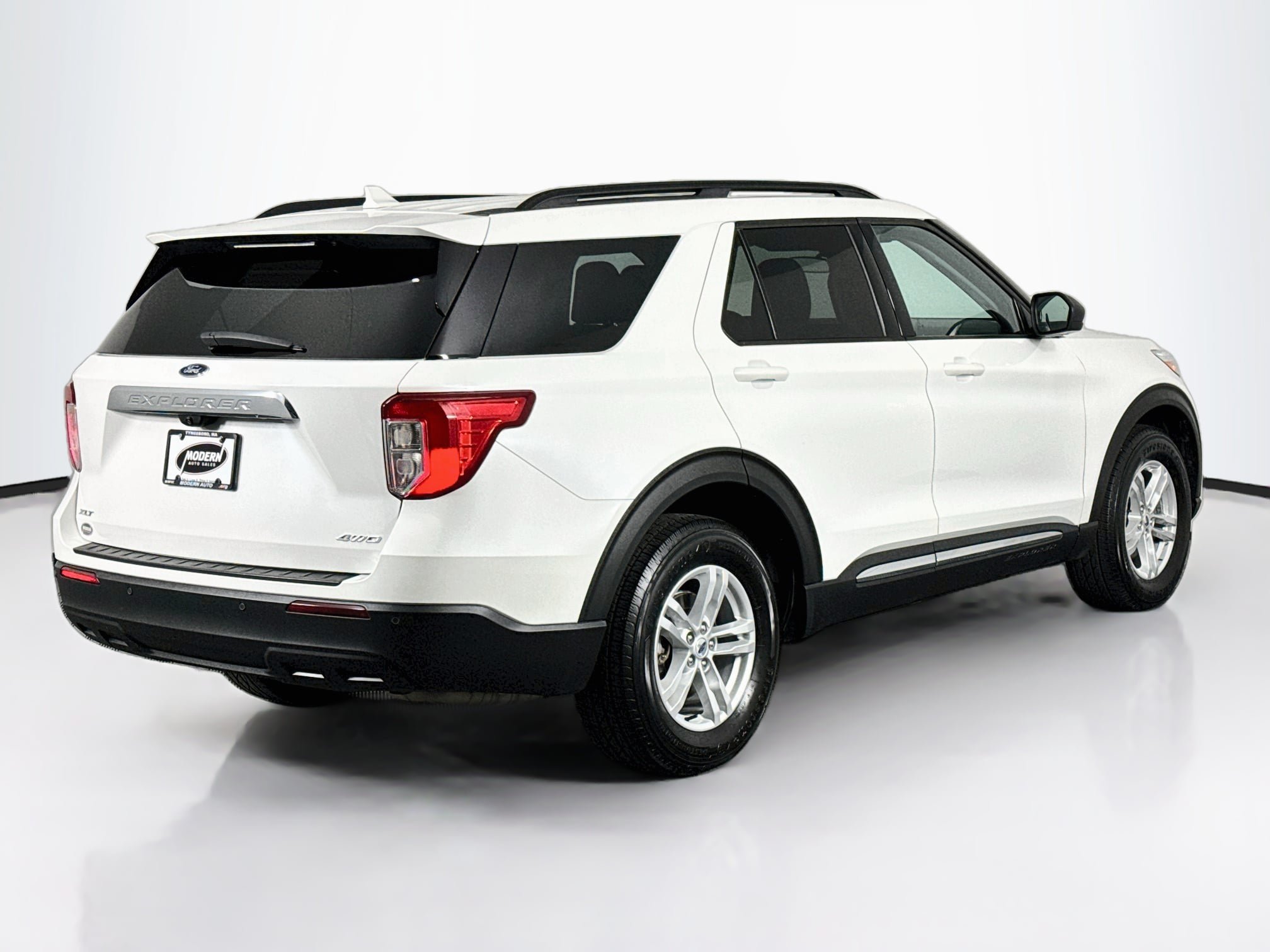 Used 2023 Ford Explorer XLT AWD/4WD image 15