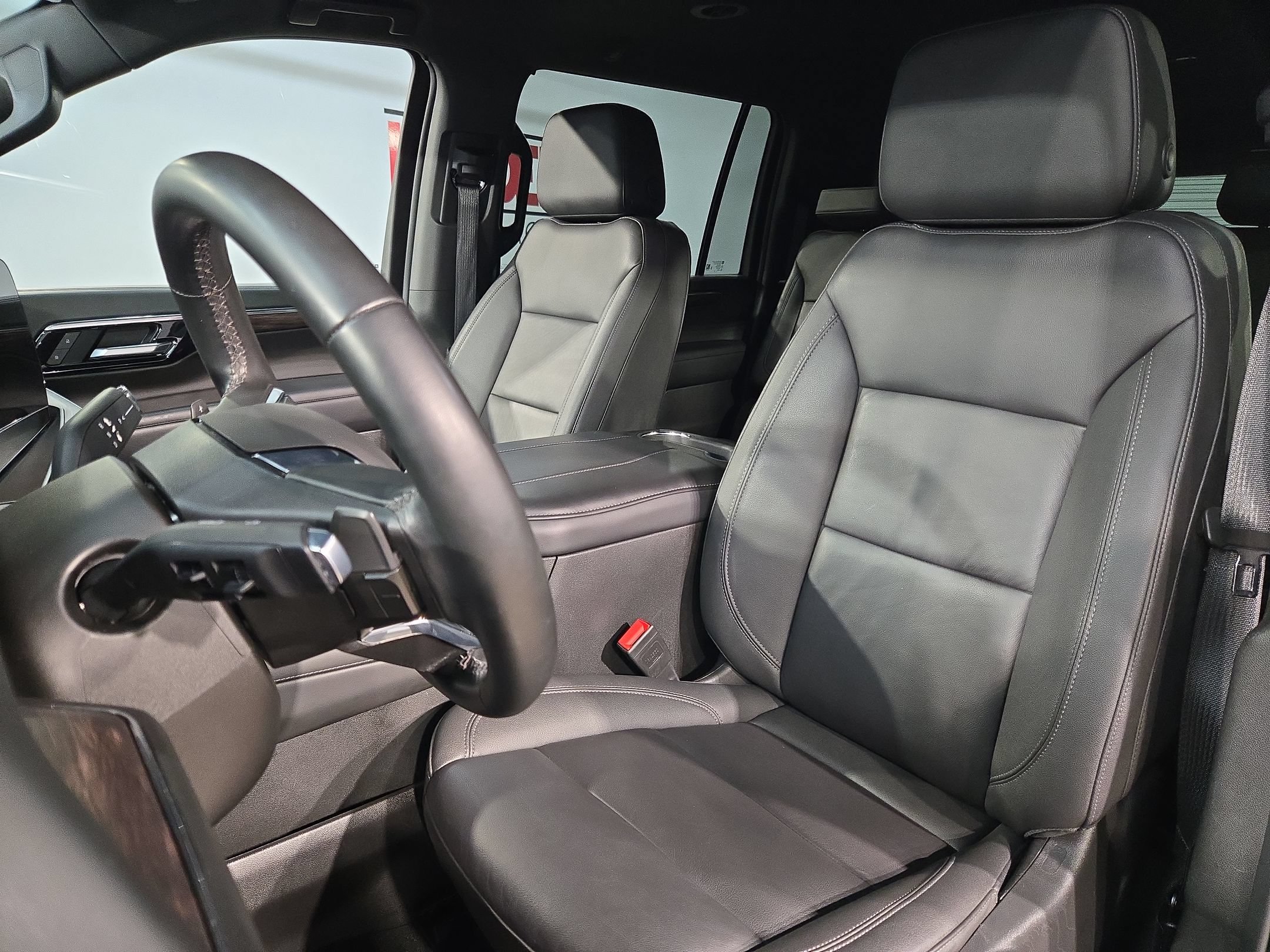Used 2025 Chevrolet Suburban Z71 AWD/4WD image 21