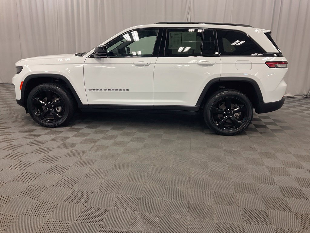 Used 2024 Jeep Grand Cherokee Altitude AWD/4WD image 8