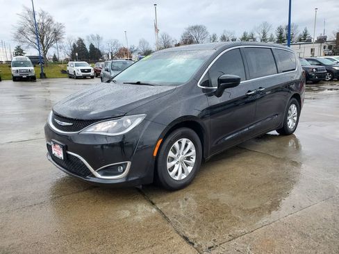 Used 2018 Chrysler Pacifica Touring Plus image 2
