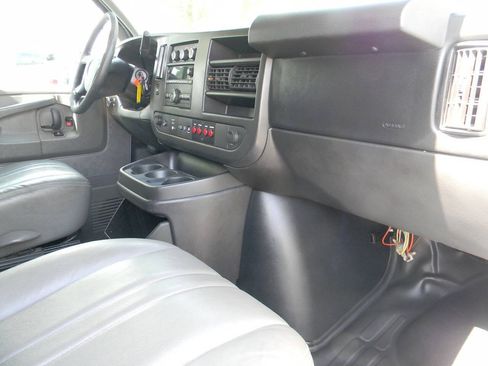Used 2015 Chevrolet Express 2500 RWD image 10