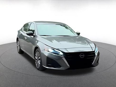 Used 2025 Nissan Altima 2.5 SV FWD image 3