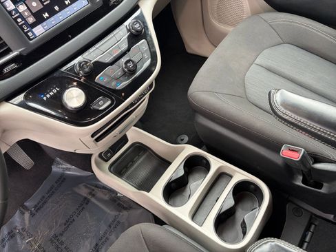 Used 2022 Chrysler Voyager LX image 40