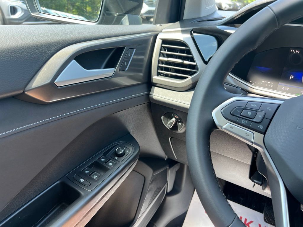 New 2026 Volkswagen Taos SE FWD image 19
