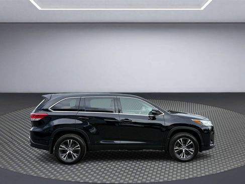 Used 2019 Toyota Highlander LE w/ Carpet Mat Package (TMS) AWD/4WD image 8