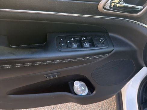 Used 2017 Jeep Grand Cherokee Limited image 16