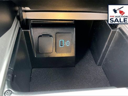 Used 2022 Ford Explorer XLT image 34