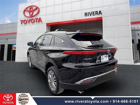 Used 2022 Toyota Venza XLE image 7