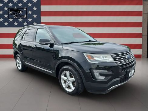 Used 2017 Ford Explorer XLT w/ Equipment Group 202A AWD/4WD image 3