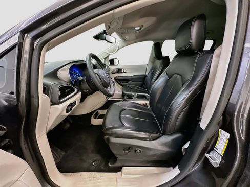 Used 2023 Chrysler Pacifica Touring-L FWD image 13