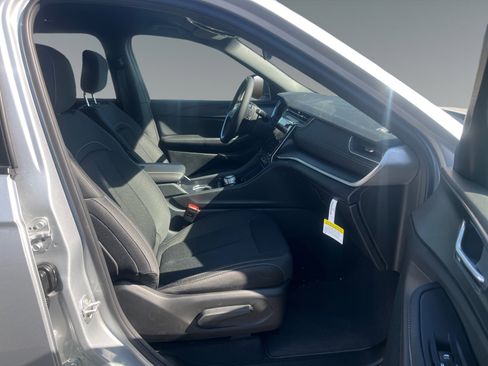 New 2026 Jeep Grand Cherokee L Laredo image 15