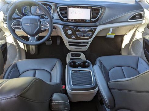 Used 2023 Chrysler Pacifica Touring-L image 16
