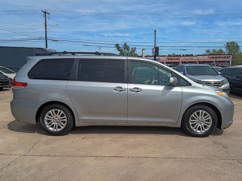 Used 2014 Toyota Sienna XLE w/ Entertainment Package FWD image 27