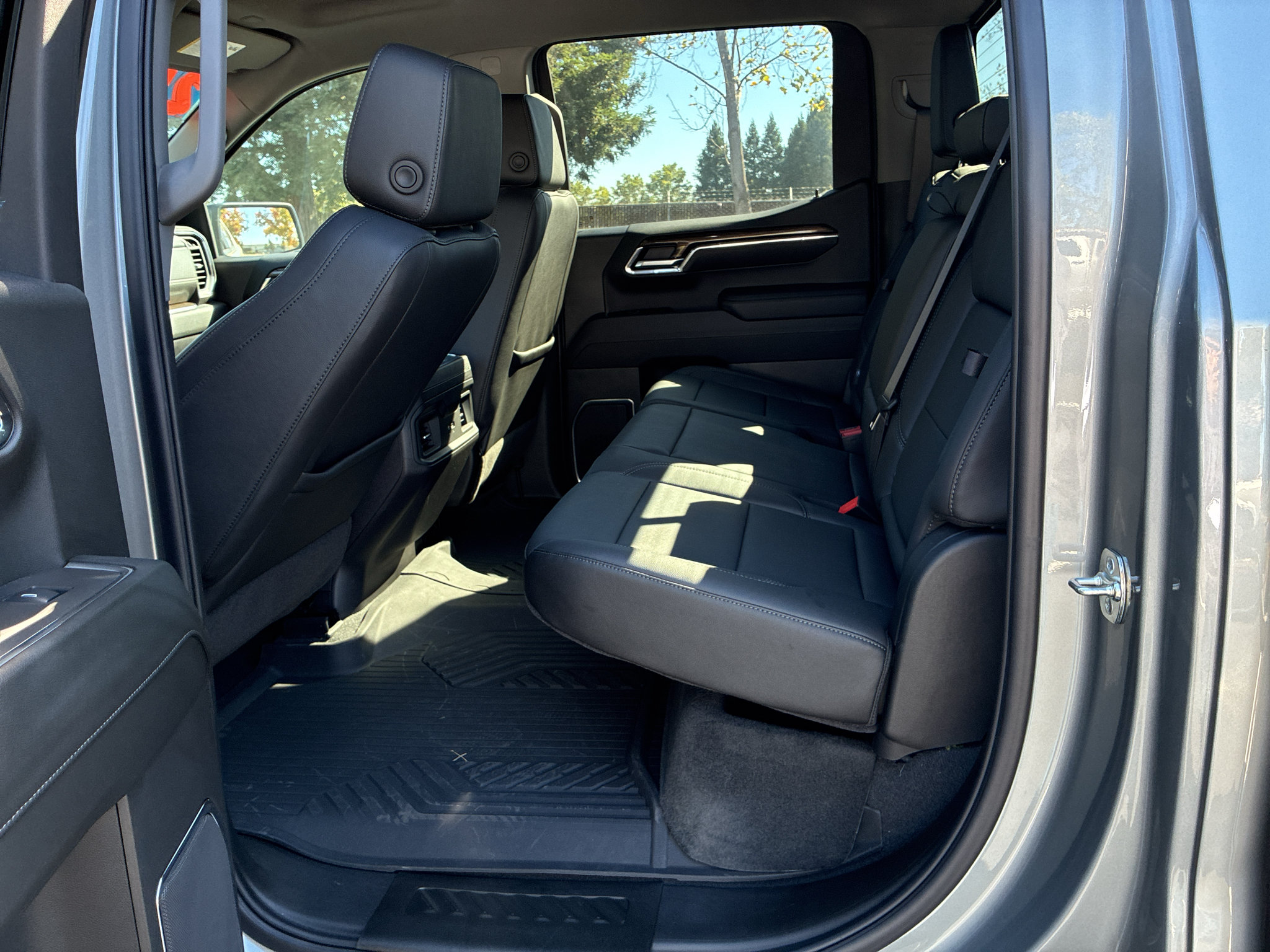Used 2025 Chevrolet Silverado 1500 LT Trail Boss w/ Convenience Package II AWD/4WD image 38