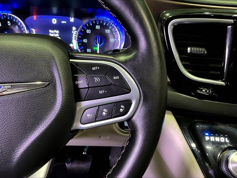 Used 2019 Chrysler Pacifica Touring-L Plus w/ Advanced Safetytec Group FWD image 12