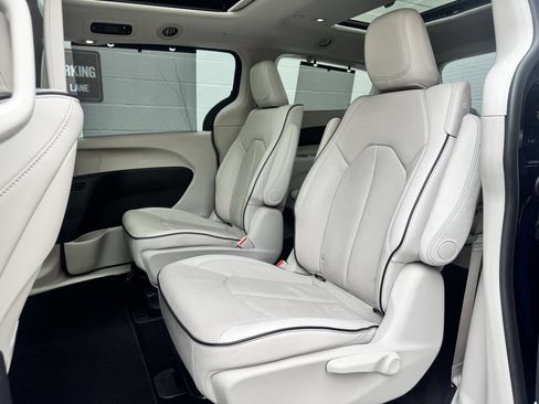 Used 2018 Chrysler Pacifica Limited w/ Advanced Safetytec Group image 23