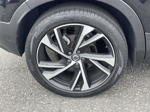 Used 2022 Volvo XC40 T5 R-Design w/ Climate Package image 9