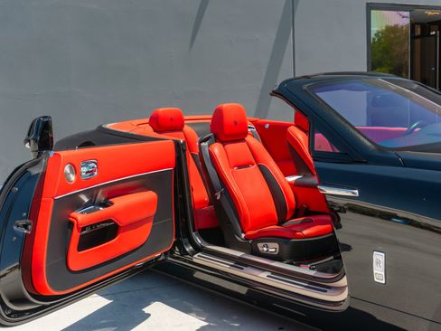 Used 2019 Rolls-Royce Dawn RWD image 16