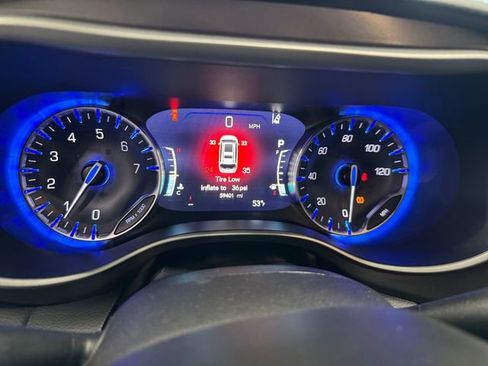 Used 2024 Chrysler Pacifica Touring-L FWD image 2