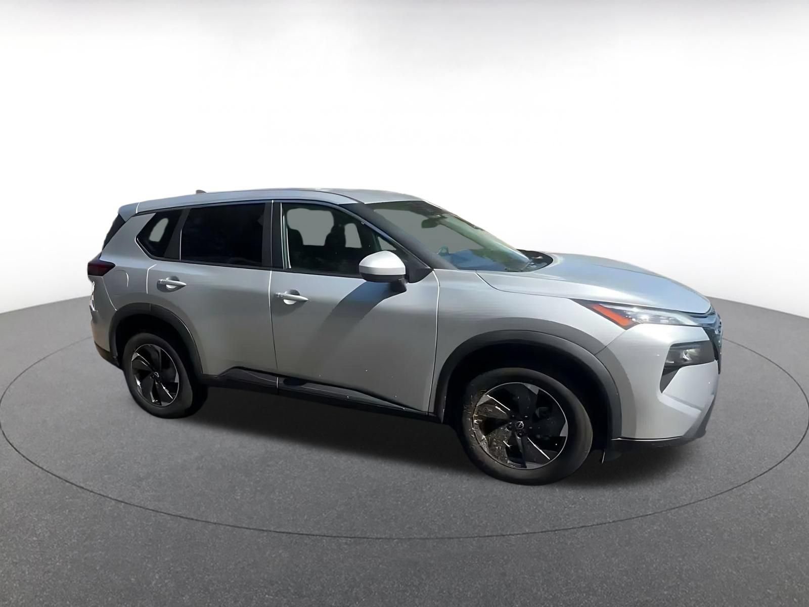 Used 2025 Nissan Rogue SV AWD/4WD image 2