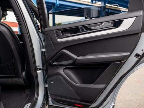 Certified 2025 Porsche Cayenne AWD/4WD image 39