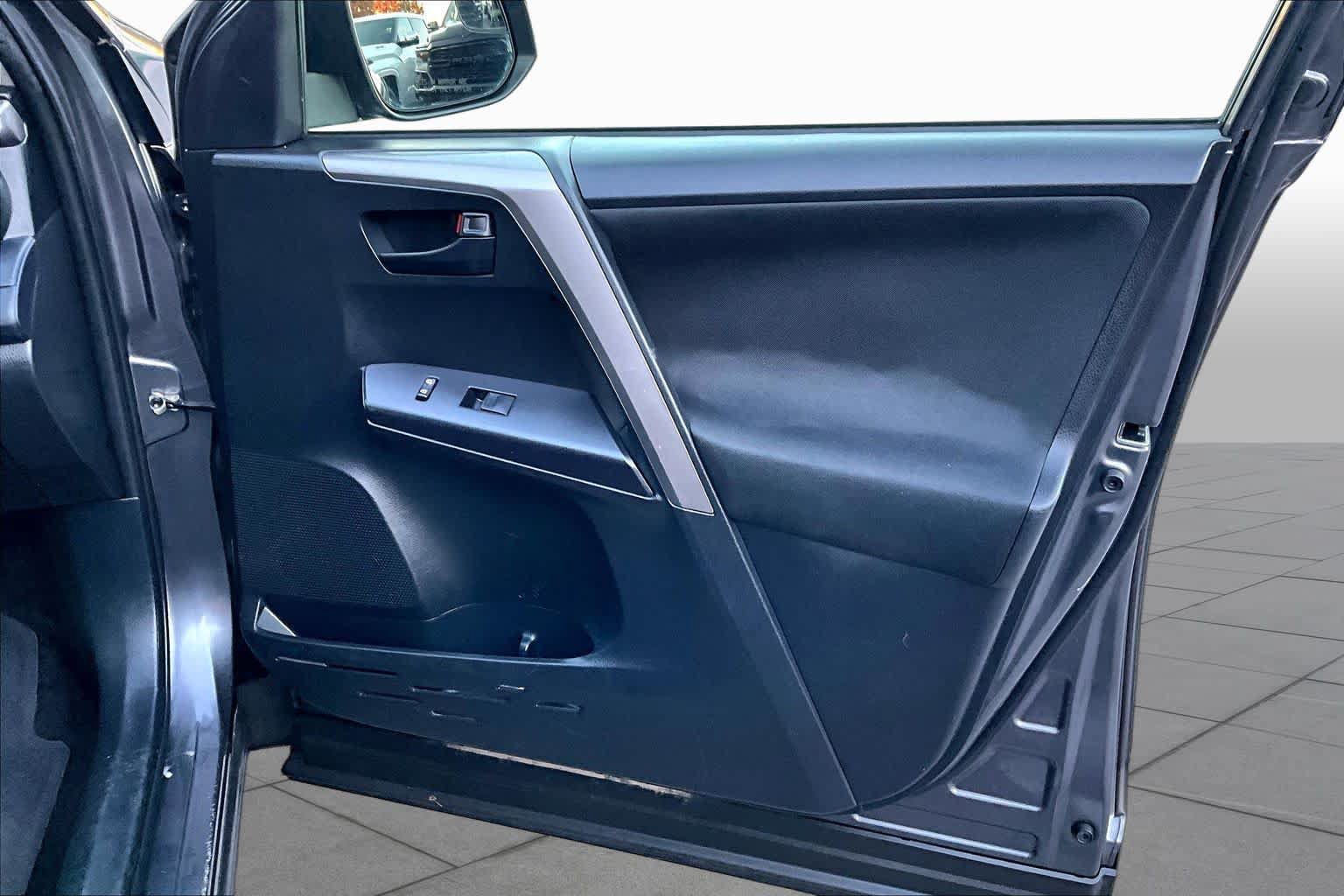 Used 2018 Toyota RAV4 LE w/ Carpet Mat Package AWD/4WD image 21