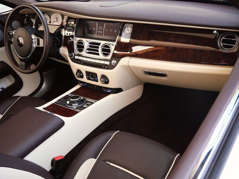 Used 2018 Rolls-Royce Dawn image 18