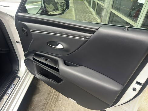 Used 2022 Lexus ES 300h w/ Premium Package image 18