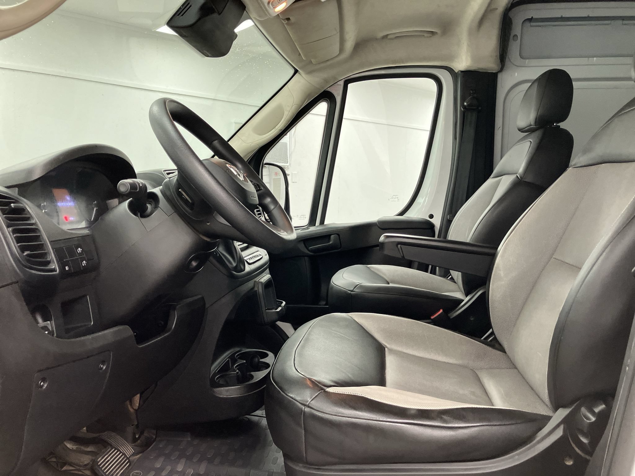 Used 2024 RAM ProMaster 2500 w/ Convenience Group FWD image 9