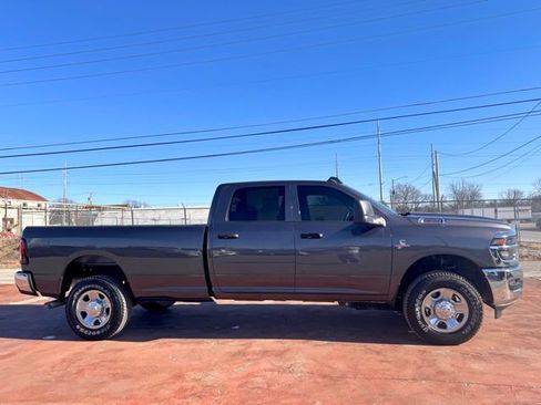Used 2025 RAM 2500 Tradesman w/ Chrome Appearance Group AWD/4WD image 4