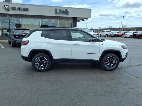 Used 2025 Jeep Compass Trailhawk AWD/4WD image 7