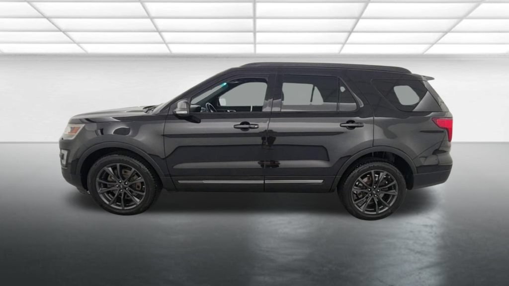 Used 2017 Ford Explorer XLT w/ Equipment Group 202A AWD/4WD image 4
